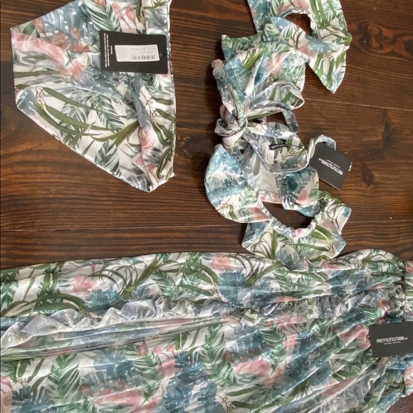 Pretty little thing Hawaiian bikini set and skirt - Picture 5 of 11